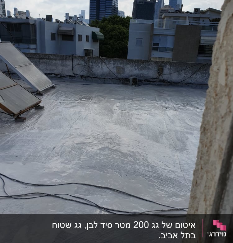 גג אטום עם שכבת איטום אפורה וחוטים מונחים עליו